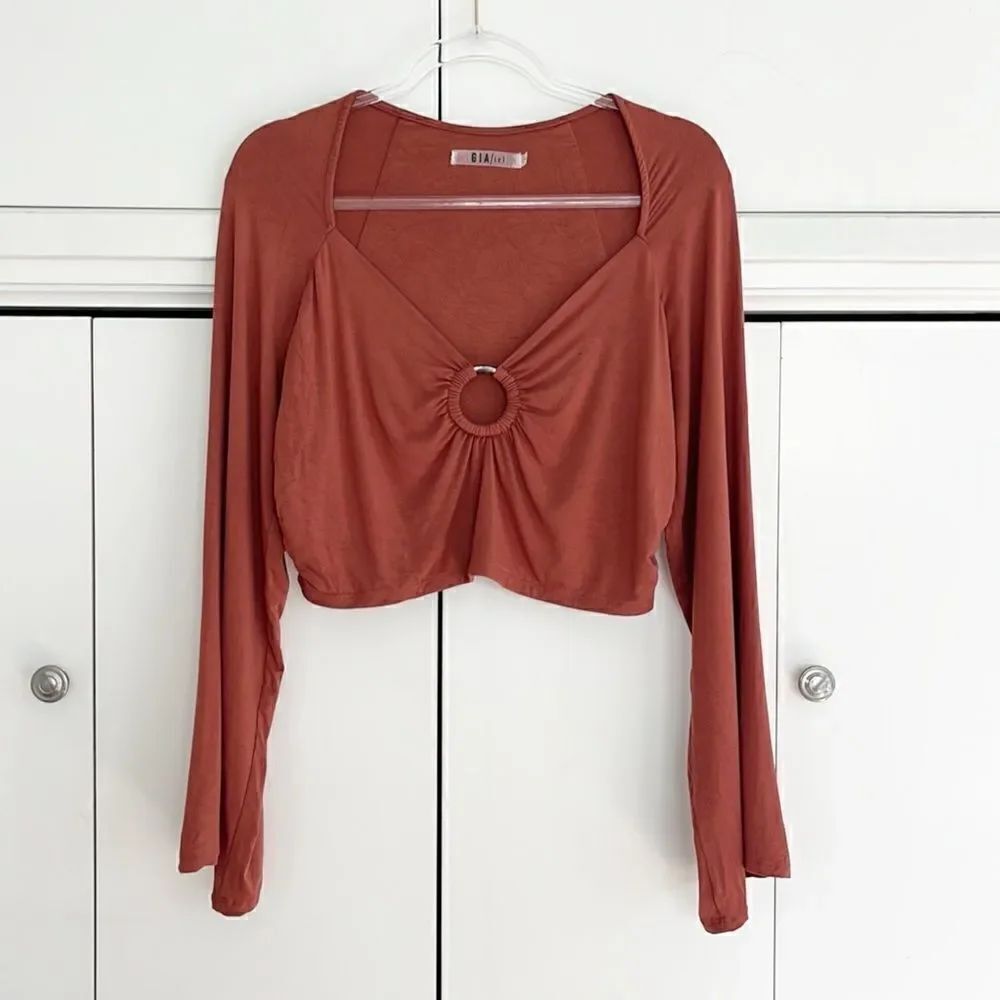 GIA/irl Wide Arm Long Sleeve Crop Top